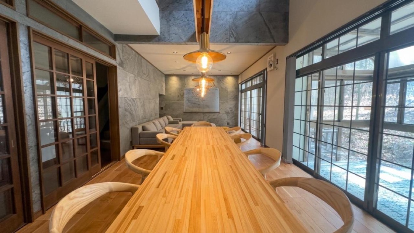 KITAKARUIZAWA VILLA and LODGE の緑に囲まれたベッドルーム