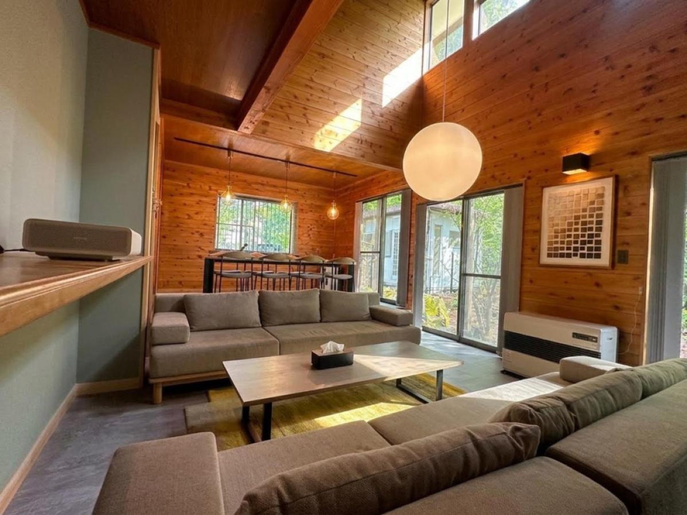 KITAKARUIZAWA VILLA and LODGE の吹き抜けリビング